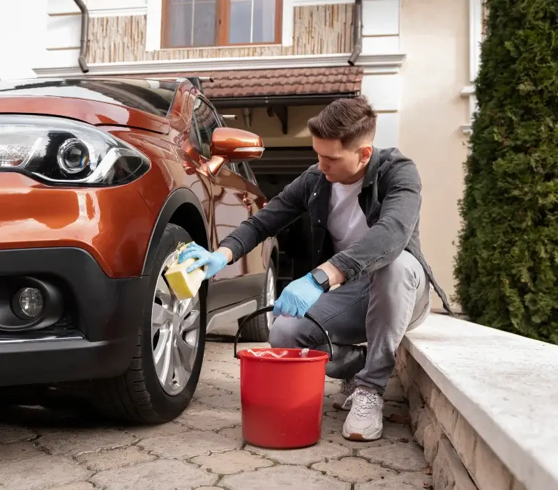 Lavage auto à domicile Sainte-Fortunade : professionnel intervenant sur un véhicule